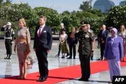 Raja Belanda Willem-Alexander (kedua dari kiri) dan Ratu Maxima (depan kiri) memberi penghormatan saat kunjungan ke Taman Makam Pahlawan, di Jakarta, 10 Maret 2020. (Foto: AFP)