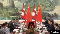 中國國家主席習近平於2016年3月21日在北京人民大會堂和尼泊爾總理卡德加·普拉薩德·夏爾馬·奧利（左起第二人）會談。