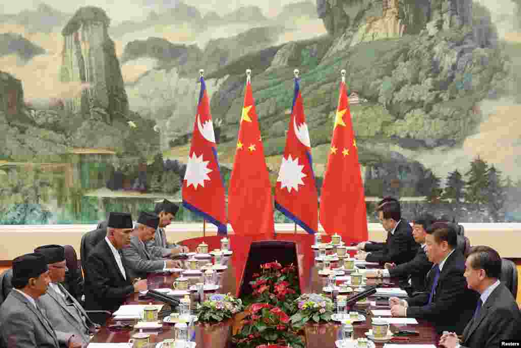 2016年3月21日在北京人民大会堂，中国国家主席习近平、外长王毅等人同尼泊尔总理卡德加&middot;普拉萨德&middot;夏尔马&middot;奥利（左起第二人）等人会谈。奥利在2015年到16年间担任总理期间与北京签署了经济合作协议。尼泊尔前政府以违规为由终止了一座中国出资的将耗资25亿美元的水电站建设。2018年2月，奥利在再度上台前后表示，将重新启动那座水电站大坝的建设。