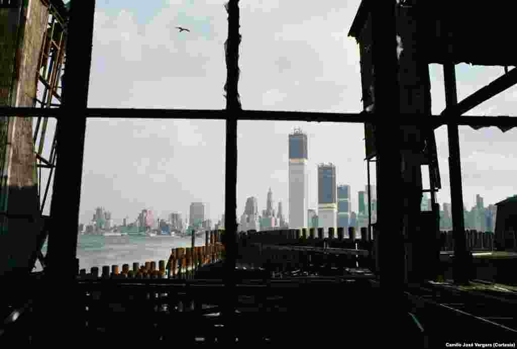 Vista desde un muelle abanonado, Jersey City, New Jersey, 1970.