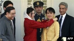 Tổng thống Pakistan Asif Ali Zardari (trái) gặp lãnh tụ dân chủ Miến Ðiện Aung San Suu Kyi