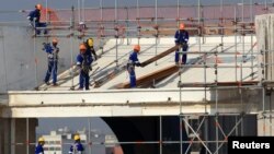 Para pekerja konstruksi saat merenovasi stadion Maracana di Rio de Janeiro (foto: dok).