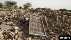 Les décombres d'un ancien mausolée détruit par des militants islamistes à Tombouctou, au Mali, le 25 juillet 2013.