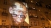 2010年12月10日，人权活动人士在诺贝尔和平奖晚宴地点奥斯陆大酒店正面外墙投放刘晓波巨幅头像。这位中国异议知识分子因身陷囹圄而缺席颁奖活动。（美国之音王南拍摄）