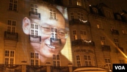 刘晓波的巨幅头像投映在奥斯陆大酒店的正门外墙（美国之音王南拍摄）
