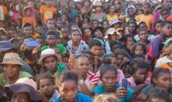 Warga menghadiri peluncuran proyek Titre Vert (proyek Green Title) yang memungkinkan penduduk desa dan pengungsi untuk memanfaatkan tanah di Fort-Dauphin, Madagaskar selatan, 30 September 2021. (Foto: REUTERS/Joel Kouam)