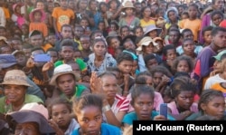 Warga menghadiri peluncuran proyek Titre Vert (proyek Green Title) yang memungkinkan penduduk desa dan pengungsi untuk memanfaatkan tanah di Fort-Dauphin, Madagaskar selatan, 30 September 2021. (Foto: REUTERS/Joel Kouam)