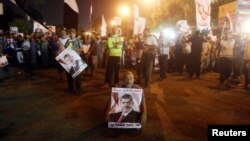 Kahire'de oturma grevi yapan Mursi yanlıları