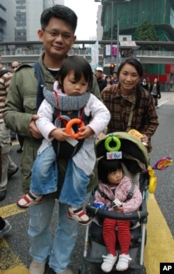 香港市民鍾女士(右)與丈夫及兩名女兒一起參與遊行，反對小圈子選舉