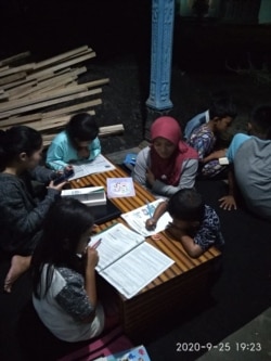 Pada malam hari anak-anak mendatangi Little Free Library di desa Jolontoro, Wonosobo untuk menggunakan wi-fi gratis dan belajar. Courtesy Nining Dwi Astuti.