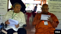 DR Chandra Muzaffar (kiri) mewakili ulama Muslim dan DR Bellanwila mewakili pemuka Budhist menyampaikan Yogyakarta Statement, Rabu 4/3 (foto: VOA/Munarsih).