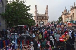 Warga India berkerumun di pasar di depan Masjid Charminar selama bulan suci Ramadhan di Hyderabad, India, Kamis, 6 Mei 2021. (Foto: AP)