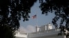 Bendera setengah tiang berkibar di Gedung Putih, Washington D.C., 27 Agustus 2018, untuk menghormati Senator John McCain yang wafat hari Sabtu, 25 Agustus 2018. (Foto: dok). 