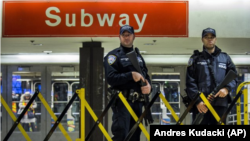 Polisi berjaga di Terminal Bus Port Authority, menyusul ledakan dekat Times Square, New York, Senin, 11 Desember 2017.