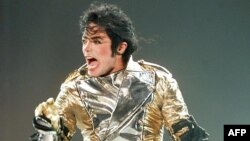 '팝의 황제' 마이클 잭슨이 지난 2009년 6월 프랑스 리옹에서 공연을 하고 있다. 