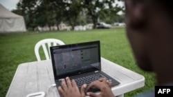 Un ingénieur congolais sur son ordinateur, le 25 février 2015 à Kinshasa.