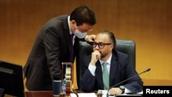 El secretario del congreso de El Salvador, Numan Salgado, habla con el presidente del congreso, Ernesto Castro, durante una sesión del congreso salvadoreño, en San Salvador, El Salvador, el 11 de mayo de 2021.