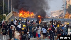 缅甸反军事政变示威者在仰光与保安部队发生冲突。（2021年3月16日）