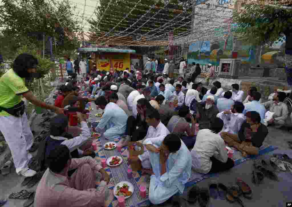 عوامی مقامات پر لگائے جانے والے ان دستر خوانوں پر عام افراد کے علاوہ مسافروں کی بھی بڑی تعداد روزہ افطار کرتی ہے۔ یہ تصویر اسلام آباد کے ایک ایسے ہی دسترخوان کی ہے جہاں روزے دار افطار کے وقت کے منتظر ہیں۔