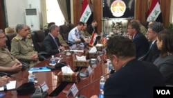 Menteri Pertahanan Amerika Ash Carter (tengah, kanan) bertemu dengan Menteri Pertahanan Irak Khaled al-Obaidi di Baghdad, Irak, 18 April 2016. (Foto: VOA/C. Babb via Twitter) 