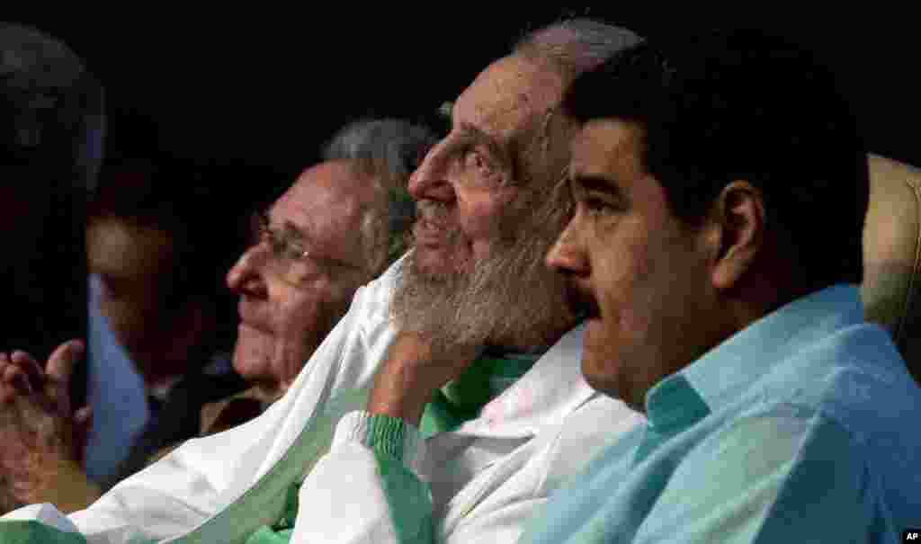 Pemimpin Kuba Fidel Sastro (tengah) menghadiri pesta gala untuk ulang tahunnya yang ke-90 pada 13 Agustus 2016, didampingi adiknya, Presiden Kuba Raul Castro (kiri), dan Presiden Venezuela Nicolas Maduro (kanan) di teater Karl Marx, Havana, Kuba.&nbsp;