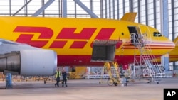 La empresa DHL aseguró estar analizando alternativas para minimizar el impacto de las actividades habituales de sus clientes.