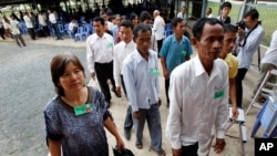 Cambodians enter the court entrance before a delivering verdict of two surviving leaders Khieu Samphan and Noun Chea, at the U.N.-backed war crimes tribunal in Phnom Penh, Cambodia, Thurdday, Aug. 7, 2014.