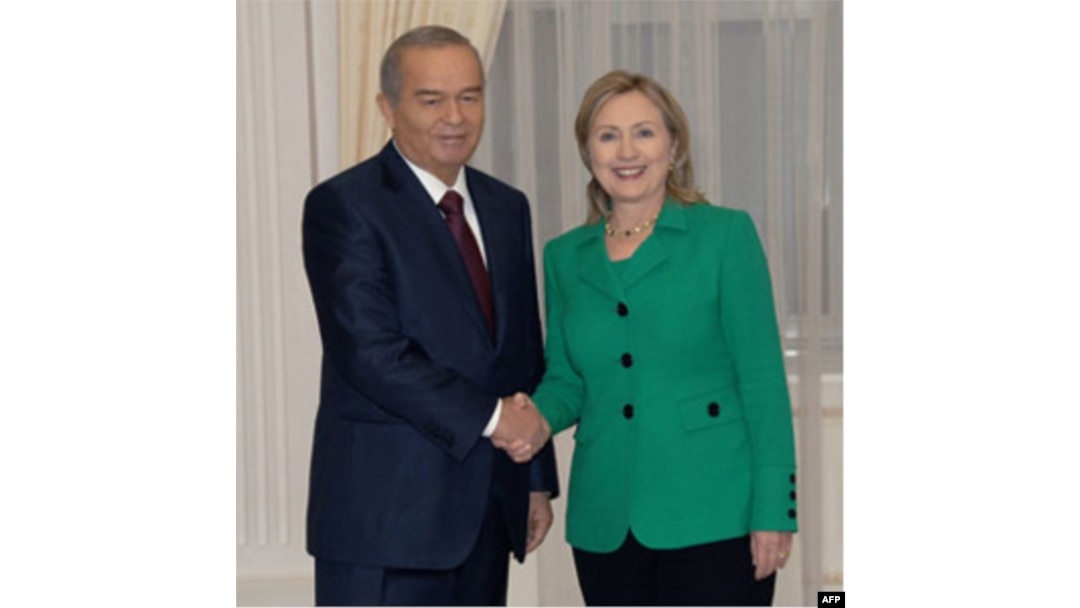 Xillari Klinton 2003 yilda nashrdan chiqqan “Tarix Guvohi” (Living History) nomli kitobida Islom Karimov bilan 1997 yildagi uchrashuvini izohlaydi. Uning yozishicha, o’shanda Karimov undan Bill Klinton, prezident sifatida, xalq fikrini qanday o’rganadi d