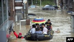 Nhân viên cứu hộ Nam Triều Tiên sơ tán cư dân trên một chiếc thuyền từ một khu vực bị ngập lụt ở Gwangju, ngày 27/7/2011