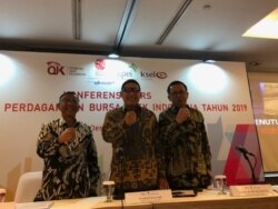 Dari kiri: Dirut Utama PT KPEI, Dirut PT BEI, Dirut KSEI dalam konferensi Pers Tutup Tahun 2019 di BEI, Jakarta, Senin, 30 Desember 2019. (Foto: VOA/Ghita)