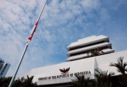 Bendera Indonesia dikibarkan setengah tiang di KBRI Kuala Lumpur, Malaysia, Senin, 28 Januari 2008. (Foto: AP/Lai Seng Sin)