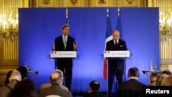 Джон Керри и Лоран Фабиус во время совместной пресс-конференции. Париж, Франция. 27 февраля 2013 года