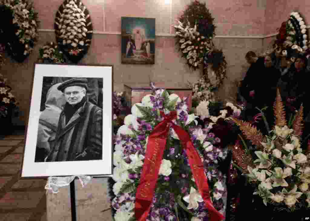 People mourn translator Andrei Mironov, 60, who was killed along with Italian photographer Andrea Rocchelli during fighting in eastern Ukraine, at a memorial service in Moscow.&nbsp; One of the last political prisoners to be held during the Soviet era, Mironov dedicated the rest of his life to exposing human rights abuses.