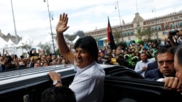 El expresidente de Bolivia, Evo Morales, que recibió asilo en México, recibe la distinción de 'Invitado distinguido' por el ayuntamiento de la Ciudad de México, la capital. REUTERS