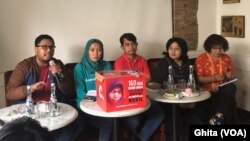 (Ki-ka) Ketua Harian MaPPI FHUI Dio Ashar Wicaksana, Direktur LBH APIK Siti Mazuma, Pengacara LBH Pers Ade Wahyudin, Sekretaris Wilayah KPI DKI Jakarta Mieke Verawati, dalam Media Briefing bertajuk “Koalisi Perempuan untuk Keadilan Nuril” di Bakoel Koffie