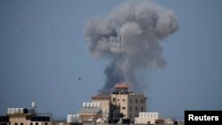 Pesawat Israel melakukan serangan udara terhadap Gaza untuk membalas serangan roket yang diduga dilakukan oleh Hamas (29/5).