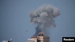 La fumée monte à la suite d'une frappe aérienne israélienne à Gaza le 29 mai 2018. 