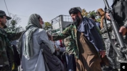 Des talibans empêchent les femmes de manifester pour les droits des femmes à Kaboul, en octobre 2021. 