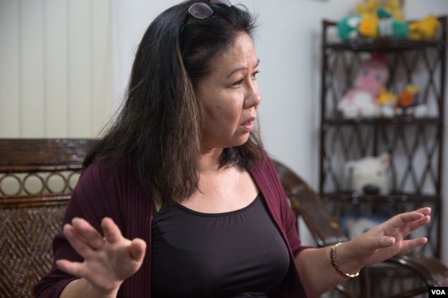 អ្នកស្រី ណាលី ពីឡុក នាយិកាអង្គការសិទ្ធិមនុស្សលីកាដូផ្តល់បទសម្ភាសន៍អំពីយុត្តិធម៌ និងជនរងគ្រោះ ក្នុងព្រឹត្តិការណ៍វាយប្រហារដោយការគប់គ្រាប់បែកឆ្នាំ១៩៩៧ ក្នុងរាជធានីភ្នំពេញ។ រូបថតនេះ ថតនៅថ្ងៃទី ០៧ ខែមីនា ឆ្នាំ២០១៧។ (ហ៊ាន សុជាតា/VOA)