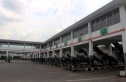 Kondisi Terminal Purabaya yang sedang tidak beraktivitas karena penerapan PSBB, 28 April 2020. (Foto: Petrus Riski/VOA)