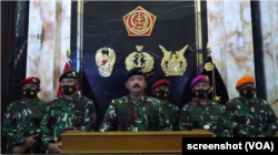 Panglima TNI Hadi Tjahjanto ditemani sejumlah petinggi TNI menyampaikan pernyataan sikap di Subden Denma Mabes TNI, Jalan Merdeka Barat, Jakarta Pusat, Sabtu, 14 November 2020. (Foto: screenshot/VOA)