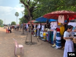 តូបលក់វត្ថុអនុស្សាវរីយ៍នៅមុខប្រាសាទអង្គរវត្តមានសភាពស្ងប់ស្ងាត់ នៅក្នុងខេត្តសៀមរាប កាលពីថ្ងៃទី៩ ខែវិច្ឆិកា ឆ្នាំ២០១៩។ (ធីតា វីន/VOA)
