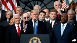 도널드 트럼프 미국 대통령이 20일 백악관에서
공화당 상하원 의원들과 세제개편안 의회 통과를 기념하는 기자회견을 하고 있다,