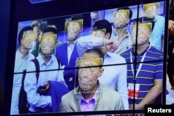 资料图片：在深圳举行的一个公安科技产品展览会上人脸识别技术展示。（2017年10月30日）