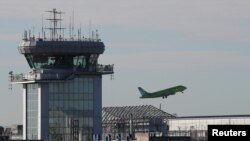 Arhiva - Avion poleće sa aerodroma Domodedovo, u blizini Moskve, 2. novembra 2017.