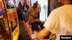Des médecins israéliens évacuent un blessé d'une attaque de coup de poignard à l'hôpital Barzilai palestinienne à Ashkelon, 21 novembre 2015.