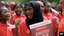 Des manifestants réclamant la libération de 276 lycéennes enlevées un an plus tot à Chibok, Nigéria,