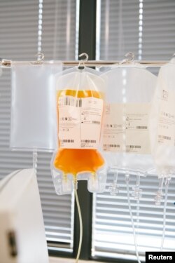 Plasma darah yang diambil dari para pasien pertama yang sembuh dari Covid-19 di Inggris, untuk didonorkan ke pasien yang masih berjuang melawan infeksi virus tersebut, di Inggris, 25 April 2020. (Foto: Kirsty Hamilton/NHSBT via Reuters)