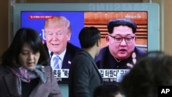 지난 9일 한국 서울역에 설치된 TV 뉴스 화면에 도널드 트럼프 미국 대통령과 김정은 북한 국무위원장의 사진이 나란히 나오고 있다. 