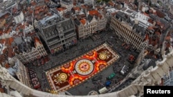 A 1,800-square-meter flower carpet on the theme "Guanajuato, cultural pride of Mexico" and made with over 500,000 dahlias and begonias is seen at Brussels' Grand Place, Belgium, Aug. 16, 2018. 